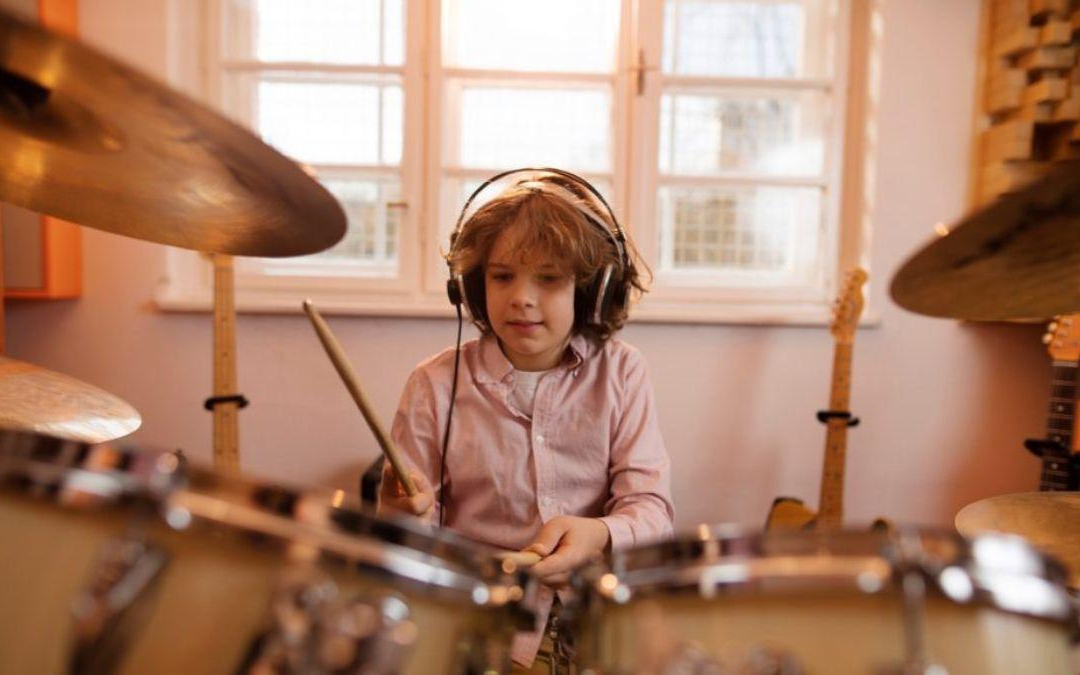 Mon enfant veut apprendre à jouer de la batterie ! Que faire ?